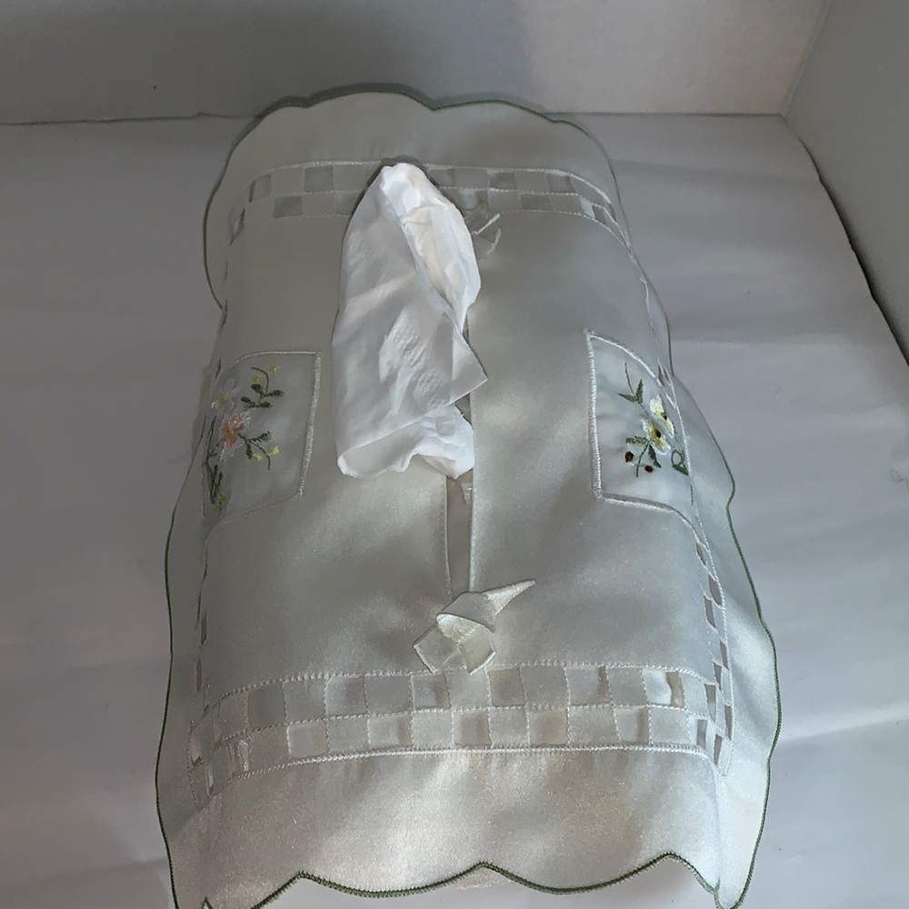 Vintage Cottage Tissue Box Embroidered Cover